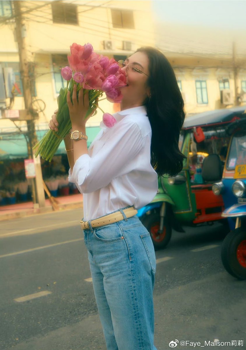 KimPei1994's tweet photo. [ Faye's Weibo Update ]

"We accept the love we think we deserve.
💐 Thanks everything’s to make me have you “Fayemily”  happy Valentine’s Day 🌻💛"
----------------
OMG.....sooooooo stunning babe 💛💛

#FayePeraya 
#ฝ้ายพีรญา https://t.co/tkbfYGP5KV