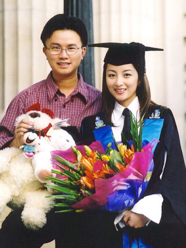 คือจำได้ว่าน้องเอเอเคยพูดว่ากับพี่ภูพ่อแม่รู้จักกันก่อนลูก เพราะเรียนที่เดียวกัน ตอนแรกนึกว่าหมายถึงที่ออสเตรเลียเฉยๆ แต่อันนี้คือยูเดียวกันเลยป่ะะะะ😳 เห็นพ่อเอกลงรูปวาเลนไทน์แล้วครุยคุ้นมากจริงๆๆๆ พ่อเอกก็น่าจะที่นี่ด้วยมั้ง อมกกก ความเว่อร์ของภูเอเออ่ะ🩵🩷