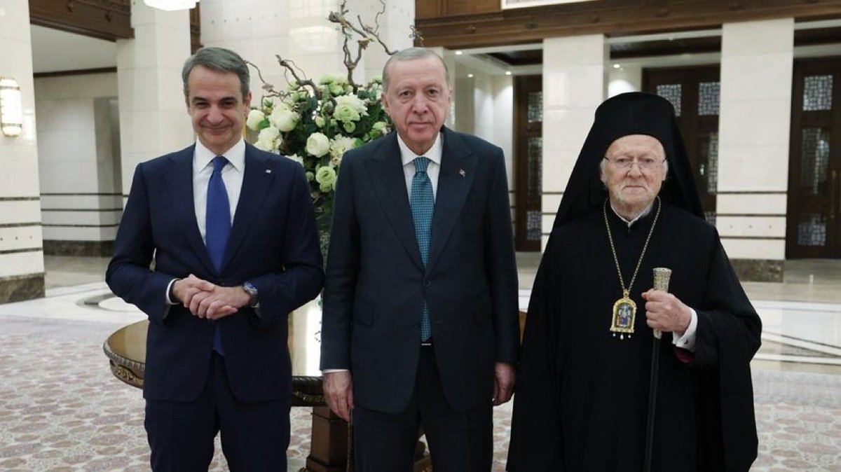 🔴 Cihat Yaycı ; Yunan Başbakanı Miçotakis’in Türkiye Cumhuriyeti Cumhurbaşkanı Sayın Recep Tayyip Erdoğan’ı resmi ziyaretinde Fener Kilisesi Rahibi Bartoleomos da görüşme heyetinde yer aldığını bu resimden öğrendim. 
🎯Sayın Cumhurbaşkanımızın ve diğer yetkililerimizin müteakip