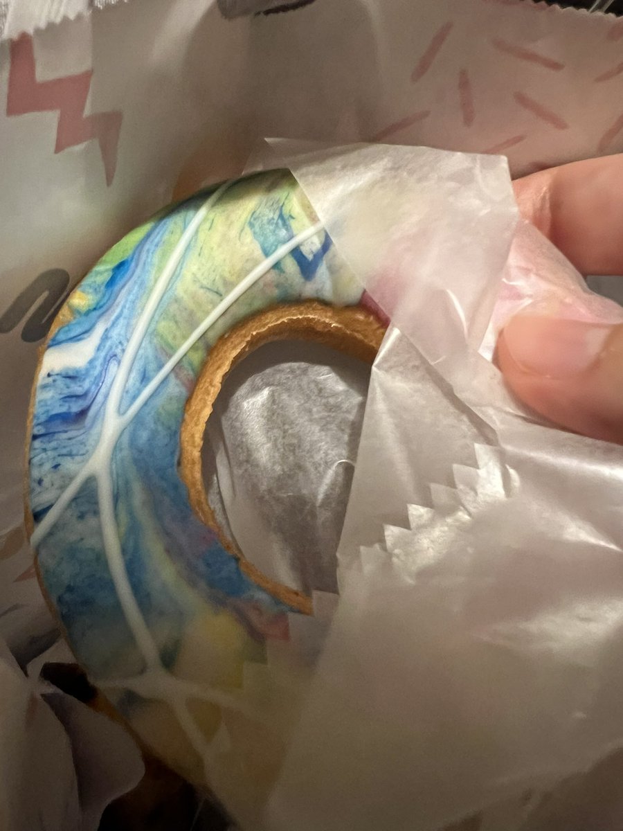 🐟 #サカナ1000フォロワー達成まで終われまてん

2/13 857人▶︎857人🏃‍➡️

いつもいいね👍リポスト♻️ありがとうございます😆

クレープに引き続き
梅田でなんとまぁ美味しそうなドーナツ屋を見つけてしまい買っちまった✨

映えのドーナツだけど、あっさりめでリピありじゃ🍩