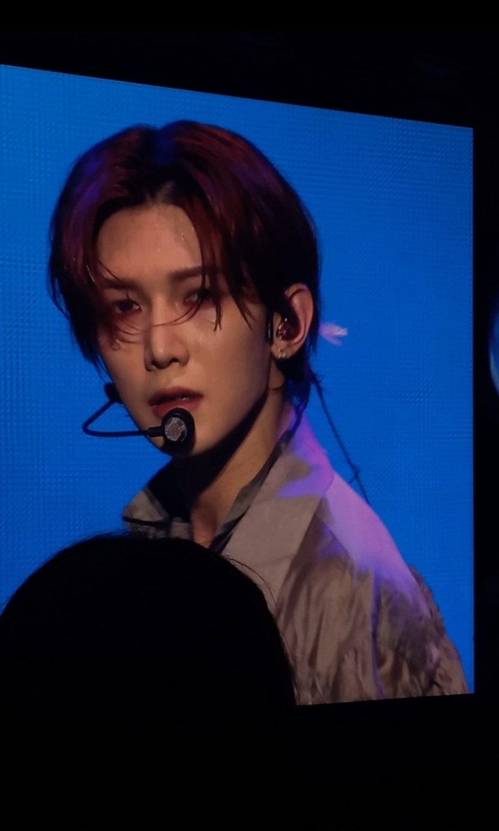 yeosang's professional hand holder `︵´ tweet media