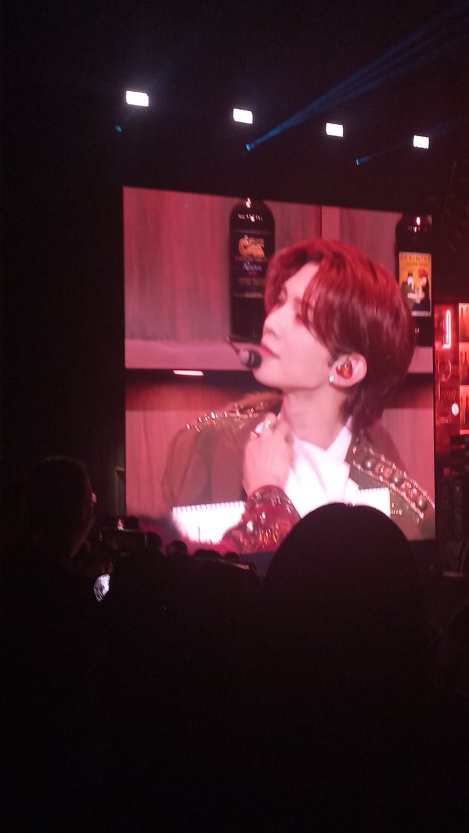 yeosang's professional hand holder `︵´ tweet media
