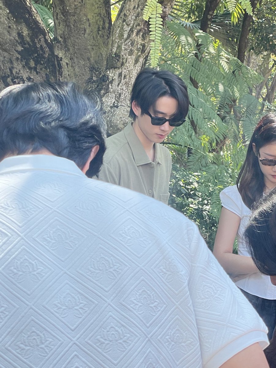 มาม่อนกุเวรเจอน้องเอสด้วย น้องมากับครอบครัว🥺 ตอนไหว้เสร็จหมดแล้วเลยขอถ่ายรูป ละนี่แปะคูลฟีเวอร์ที่หน้าผากเพราะไม่สบาย น้องถามว่าป่วยเหรอคับ ฮือออตุวจริงนะระมากๆๆๆๆ🥹🤏🏻