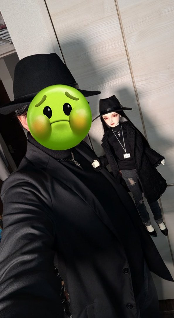 実は紅月さんとペアコーデでのお出かけでした。誰も得しない、オジとドールちゃんのペア……😂
せっかくなのでの記念に写真載せさせて下さい🙇‍♂️
紅月さんもなんでお前とペアやねん🫲ってツッコんでくれてますね……
#ドールとドールオーナー