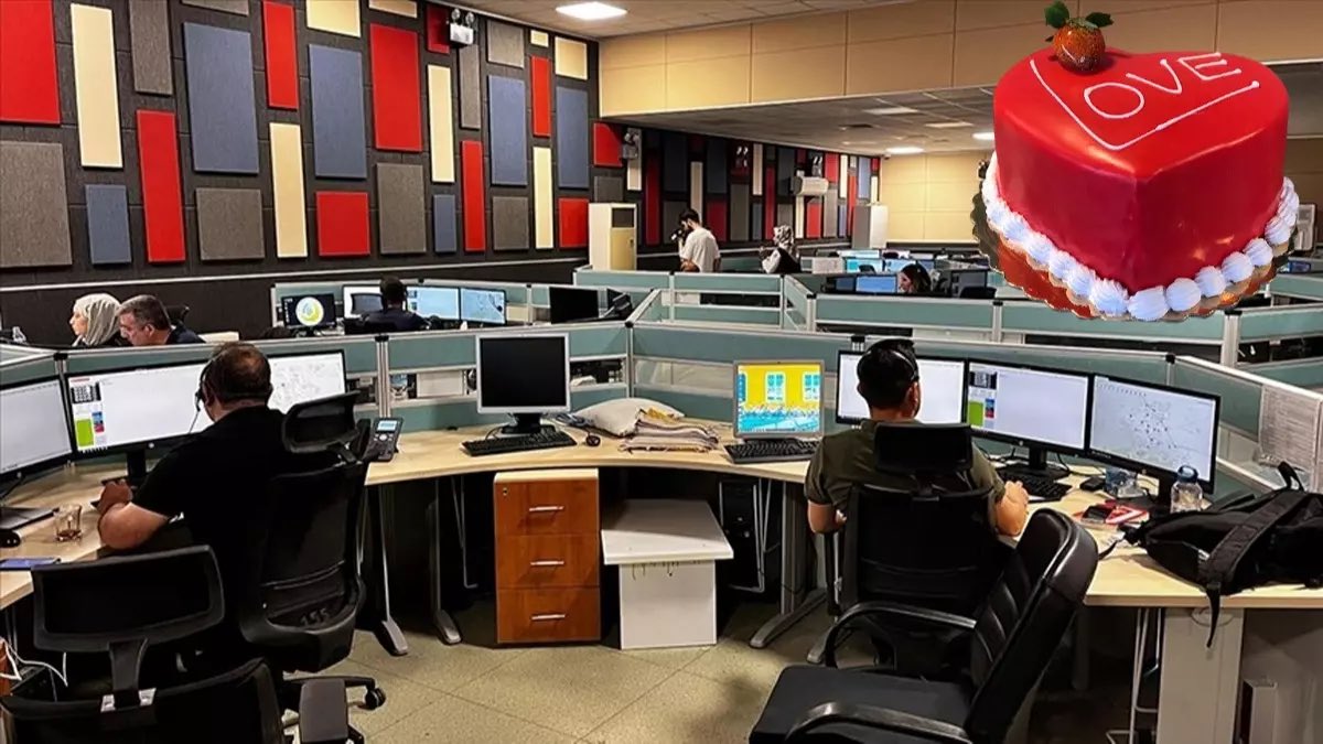 14 Şubat’ta sevgilisiyle mutlu olduğunu söyleyerek 112 Acil Çağrı Merkezi’ni arayan ve “Bir pasta gönderin” şeklinde talepte bulunan kişiye, acil hattı gereksiz yere meşgul ettiği gerekçesiyle 1.882 TL idari para cezası kesildi.