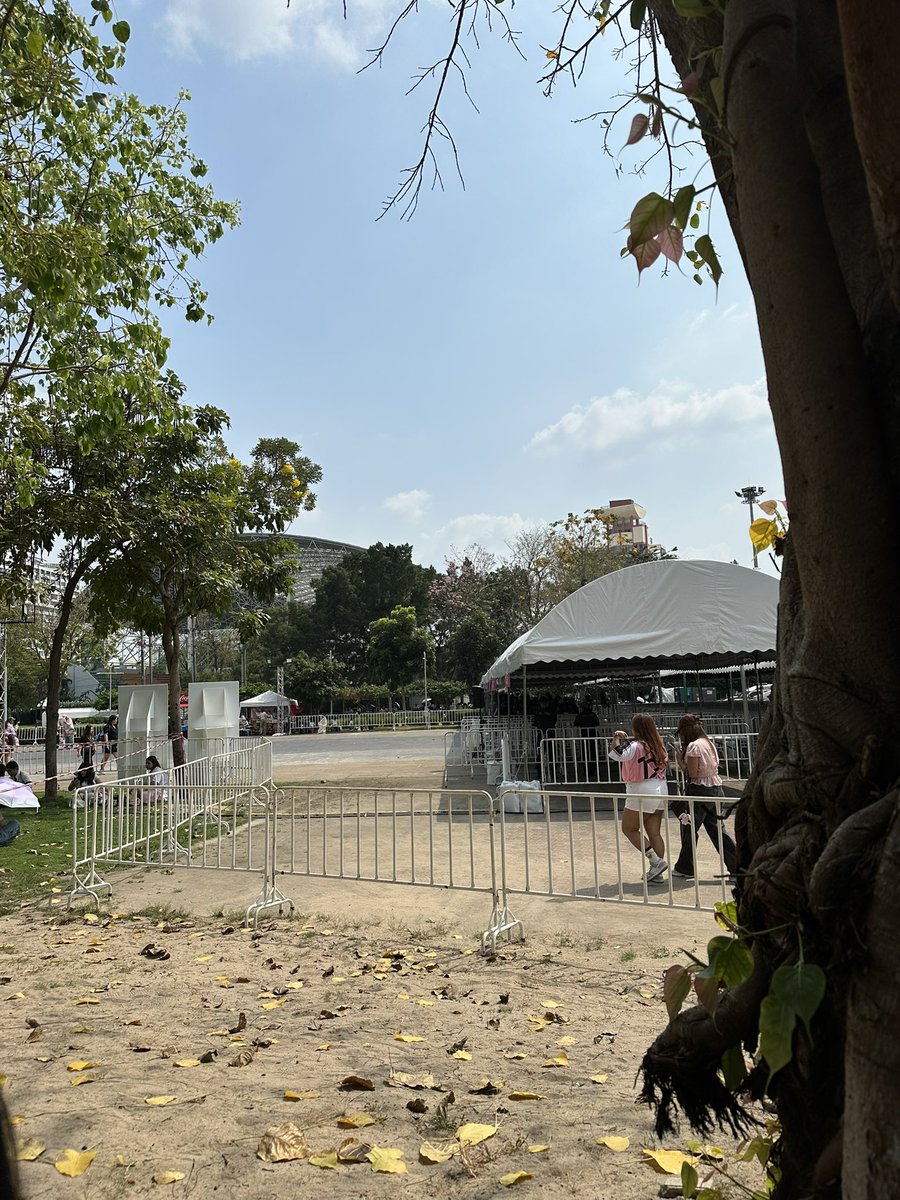 อยู่ตรงทางเข้า2นะคะแถวๆสนามหญ้า มีธงแอนตันอยู่ รีทวิตแล้วมารับน้องได้เลยน้าาาาา เป็นแฮชโน่กับมินโน่บอกได้เลย😍🙏🏻
#SMTOWN_LIVE_BKK
#SMTOWNLIVEinBangkok
#SMTOWNLIVE2025_26_BANGKOK