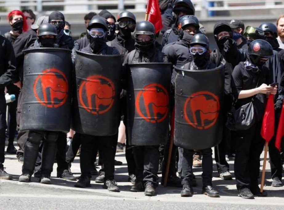 L’extrême-gauche tue.

LFI tue.

L’association extrémiste « antifasciste » antifa tue.

Condamnation !
Dissolution !