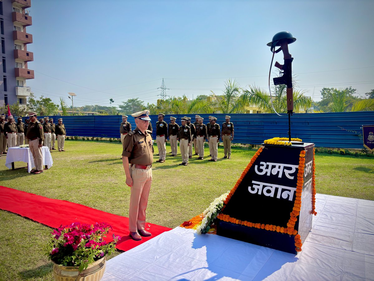 167BNCRPF's tweet photo. At 167Bn CRPF , New Town , Kolkata Sh Sanjay Yadav, IG  WBS along with officer and personnel paid to solemn tribute at Shaheed Smarak to the bravehearts who laid down their lives  in the #PulwamaAttack. https://t.co/bCqvxxcYPI