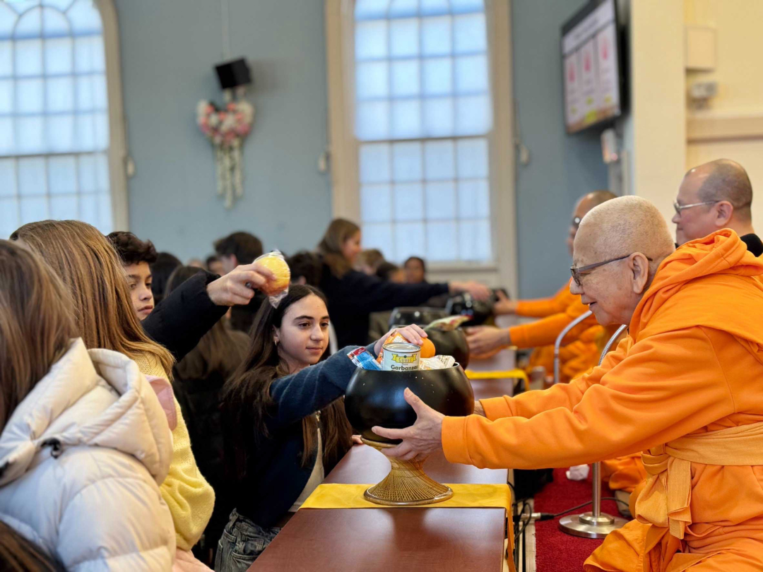 DMCupdates's tweet photo. วัดพระธรรมกายชิคาโก ประเทศสหรัฐอเมริกา ได้ต้อนรับคณะครูและนักเรียนระดับมัธยมศึกษาตอนต้นจาก Washburne Middle School (โรงเรียนมัธยมวอชเบิร์น) ในโอกาสมาทัศนศึกษาเพื่อเรียนรู้หลักธรรมคำสอนในพระพุทธศาสนา และฝึกฝนทักษะการทำสมาธิเพื่อนำไปปรับใช้ในชีวิตประจำวัน https://t.co/YQOg9lD8dT

#ข่าวพระพุทธศาสนาในต่างประเทศ