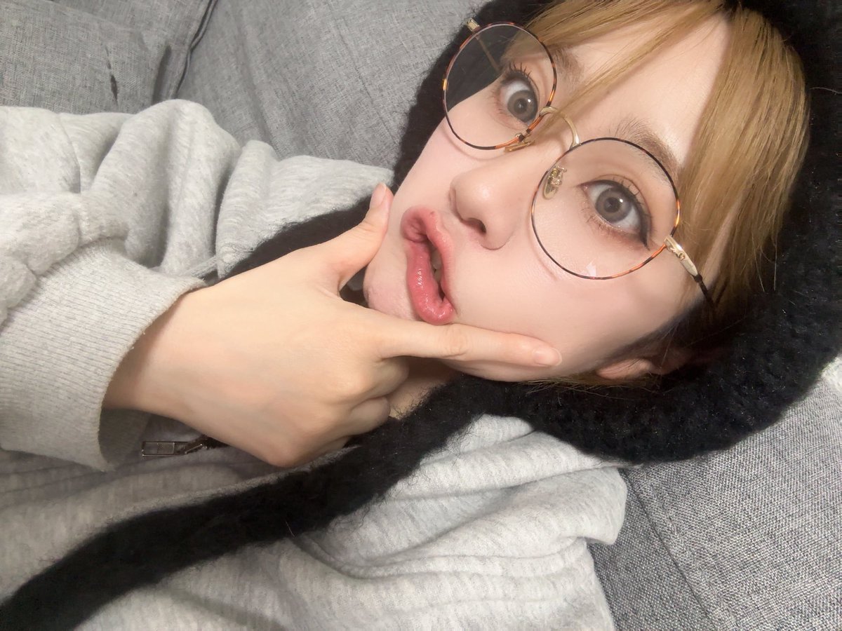 バレンタインな本日は撮影なのです📷´-
なんの撮影かしらねえ~🎧🤍

最近新しいブルーライトカットメガネを
買いました。この期間は特に目を労ります ·͜·

虚無のチケットまだ前半割りありますっ
4500円ですよっ🥹✨
届けたいです、がんばるあなたに❕
#虚無という名の楽園
ticket.corich.jp/apply/395581/0…