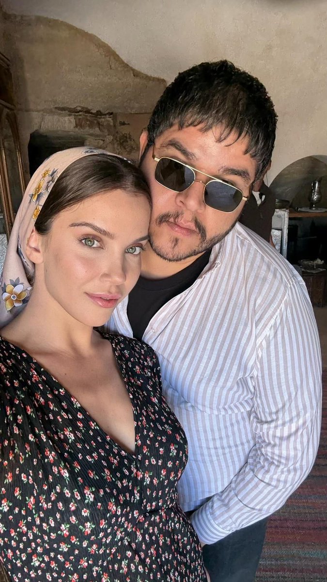 Uzaksehirdizi's tweet photo. Favori çiftlerimizin bize güzel bir sürprizi var! 😍

Bir selfiye kaç kalp sığar? 🥹

14 Şubat Sevgililer Gününüz Kutlu olsun! ❤️

#UzakŞehir yeni bölümüyle pazartesi 20.00’de #KanalD’de! 

@ayna_yapim @ayyapim @KanalD https://t.co/fgRmWKQhJk