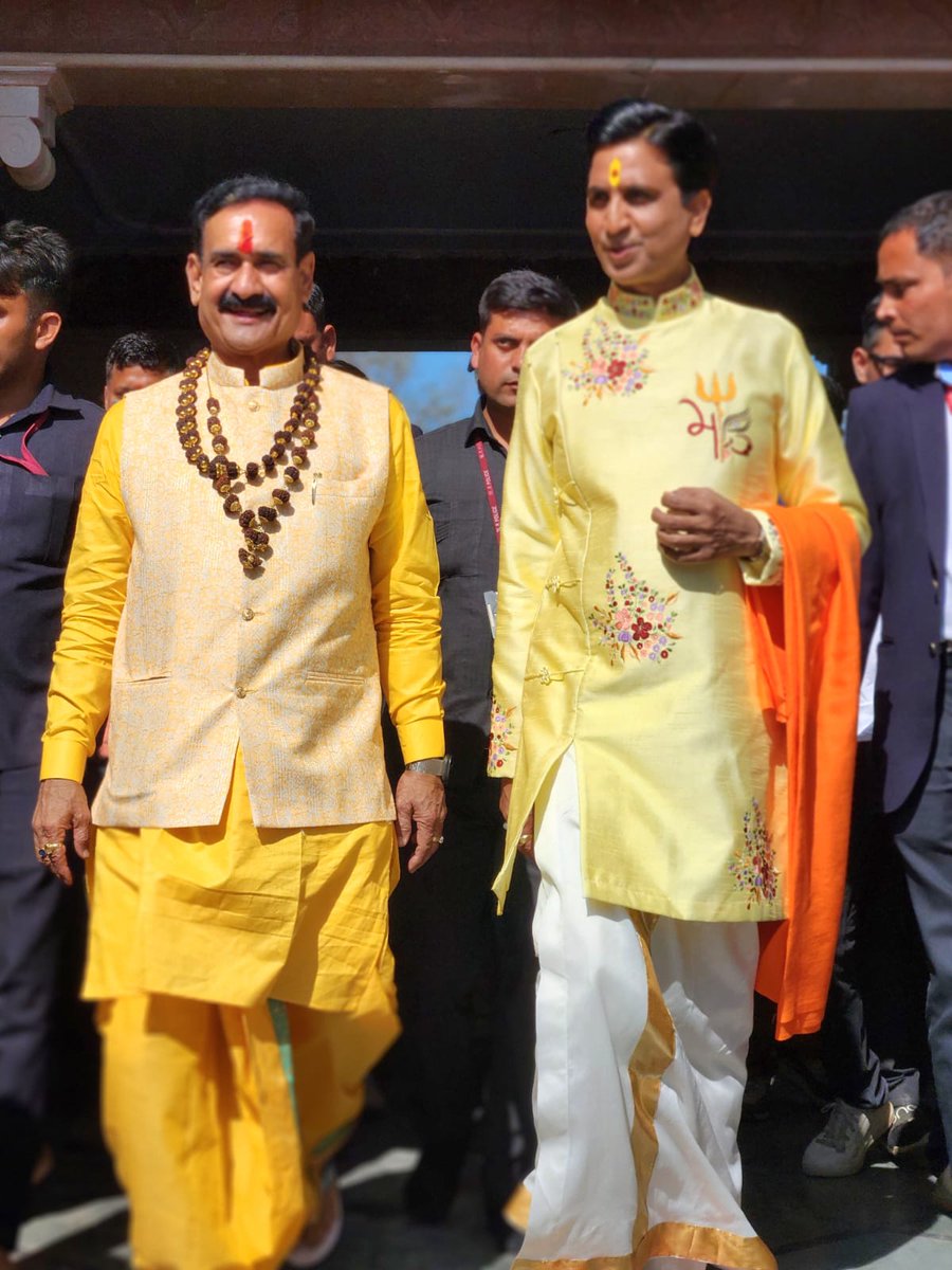 शब्दों के शिल्पी और युग-वक्ता का आत्मीय वंदन!"
डबरा की पावन धरा पर स्थित 'नवग्रह शक्ति पीठ' के प्राण-प्रतिष्ठा महोत्सव के पावन अनुष्ठान में आज एक स्वर्णिम अध्याय जुड़ा। विश्वविख्यात कवि डॉ. कुमार विश्वास जी के शुभागमन पर उनका हृदयतल से अभिनंदन किया। आगामी तीन दिनों तक उनके