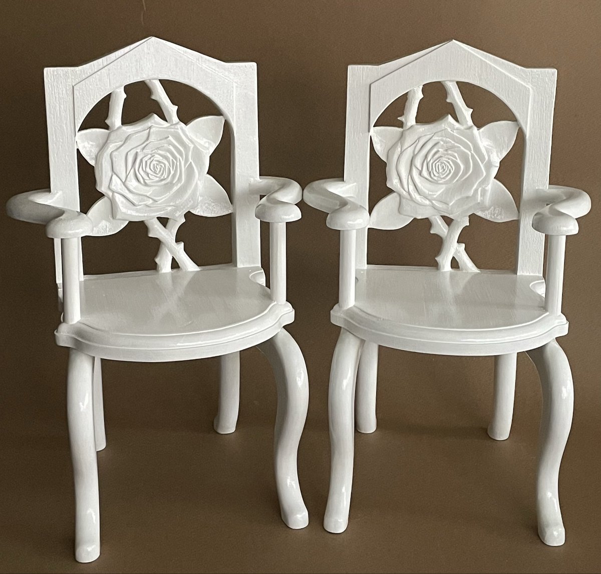 当店でも利用させていただいている薔薇のチェアです☺️ すごい素敵