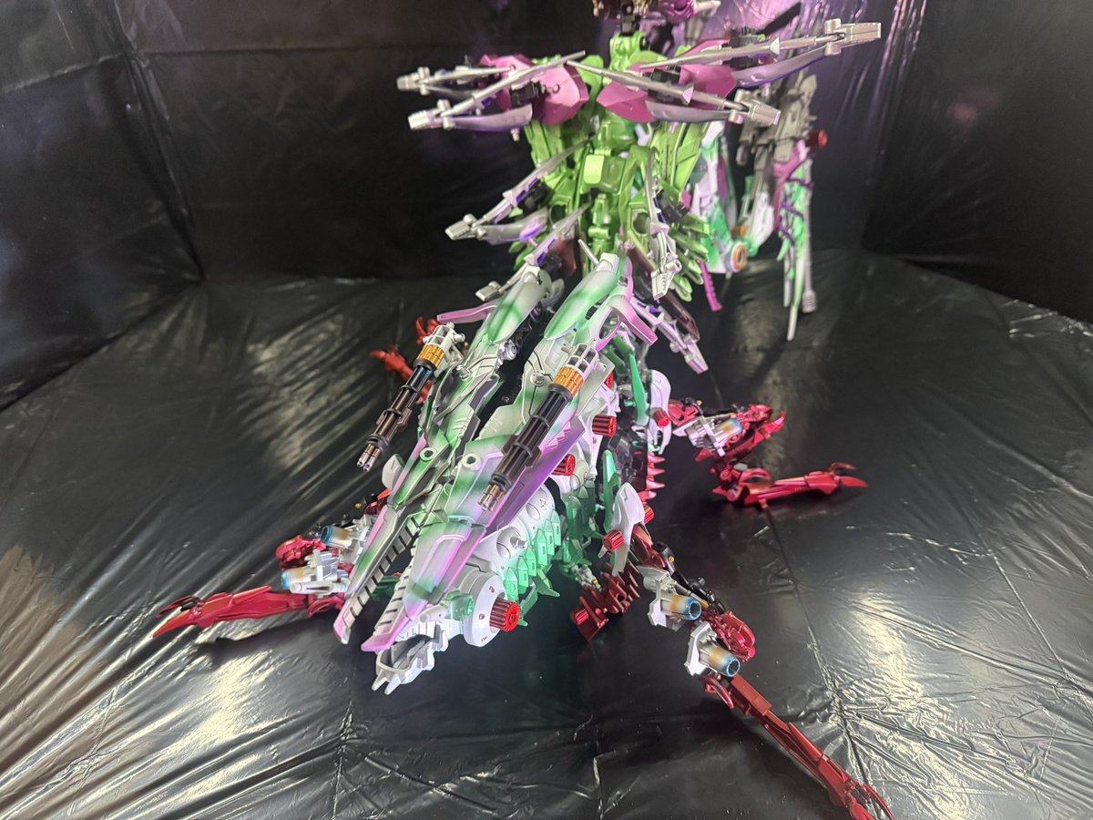 OkiTkn's tweet photo. ニセハナマオウカマキリ×□□□□型ゾイド完成です。
名をゼノ・ディアヴォリオン
幼少期にゾイドと出会って以来自分の大好きなカマキリでオリジナルの大型ゾイドを作りたいという夢の下作り上げることができました〜尚3年ほどかかった模様w
#ZOIDS
#ゾイド
#ゾイドワイルド https://t.co/DfvibpCVsJ