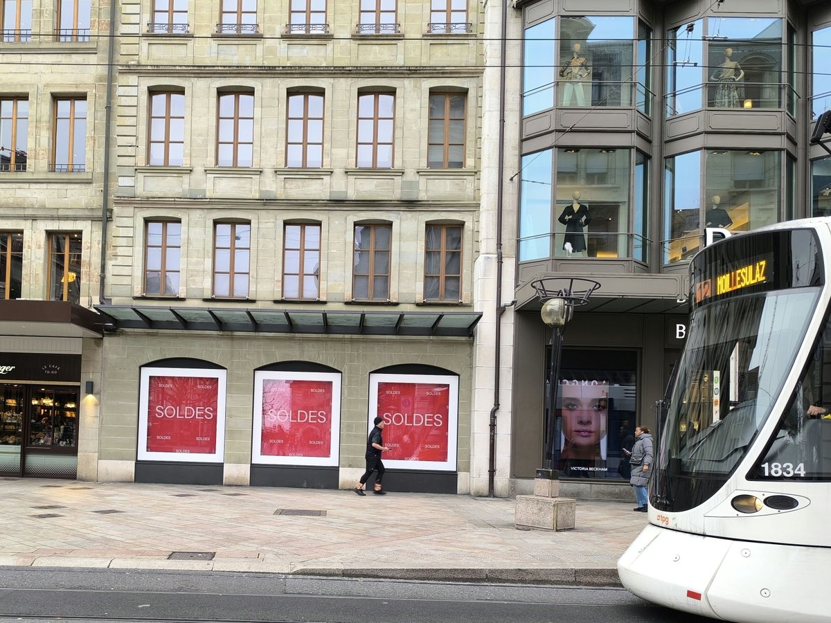 Bon génie. L'une des dernières enseignes à Genève qui possède encore assez de ressources pour imprimer des affiches de soldes dans la langue locale?