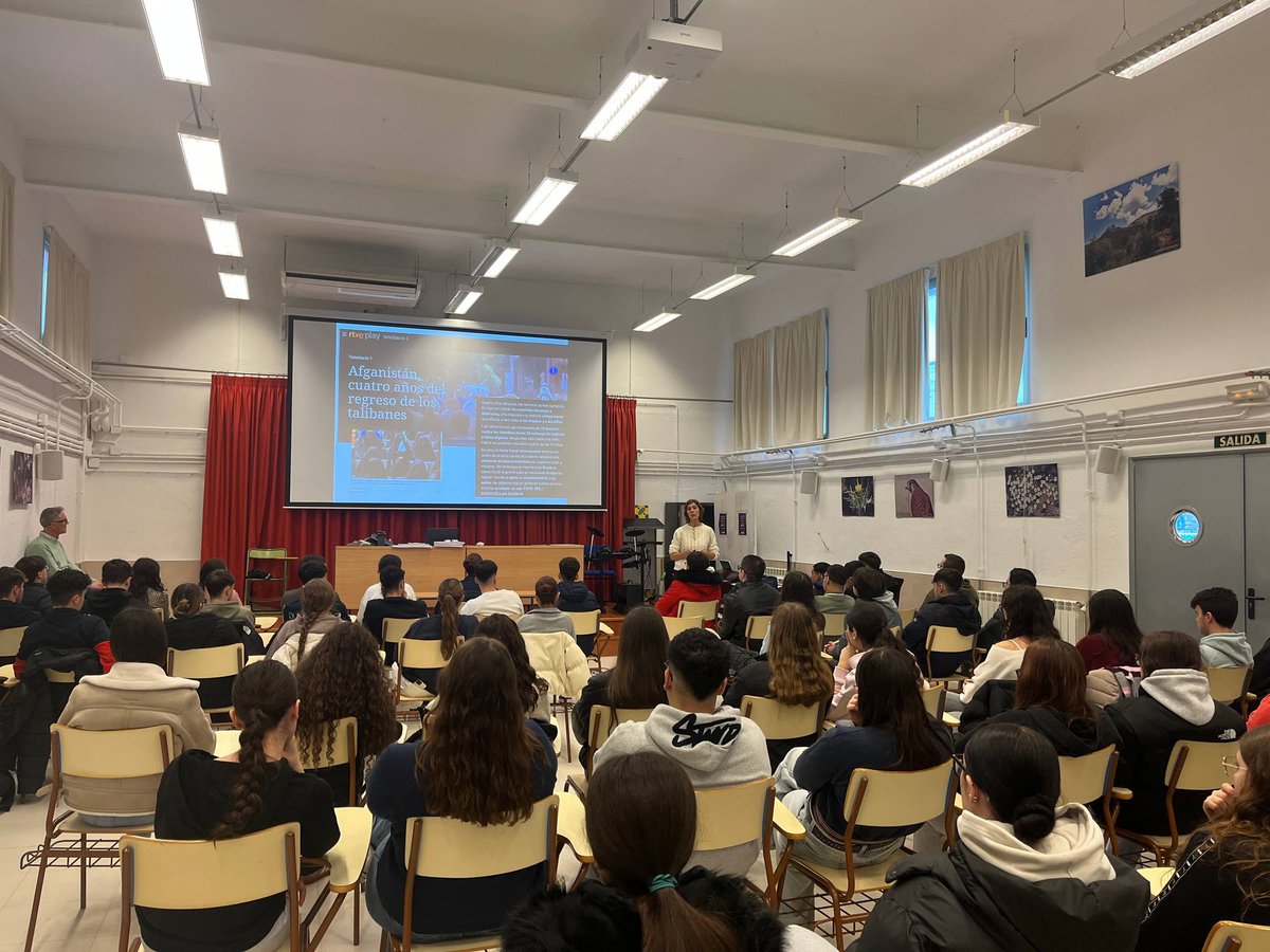Ayer tuvo lugar en nuestro instituto una interesantísima y conmovedora charla de una enfermera que estuvo en Gaza, para transmitir una toma de conciencia de los derechos humanos y una explicación real del conflicto Israel Palestina.