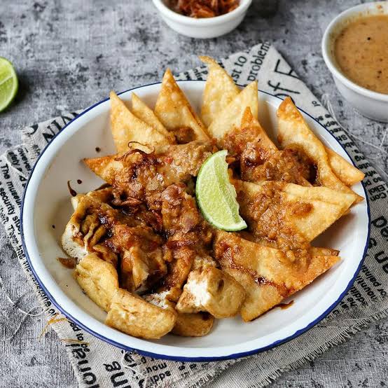 gapeuI's tweet photo. @GOLDENRPEO Seorang puan tersebut mulai menatap section makanan yang sudah ia siapkan dan menunjuk satu section pertama 

Jjjaa~ section pertama yang aku hidangkan yaitu Appetizer, untuk para tamu, Selamat menikmati makanan pembukanya yaa, jangan berebut yaa >_<

#KITA19 https://t.co/1u5yrha6cN