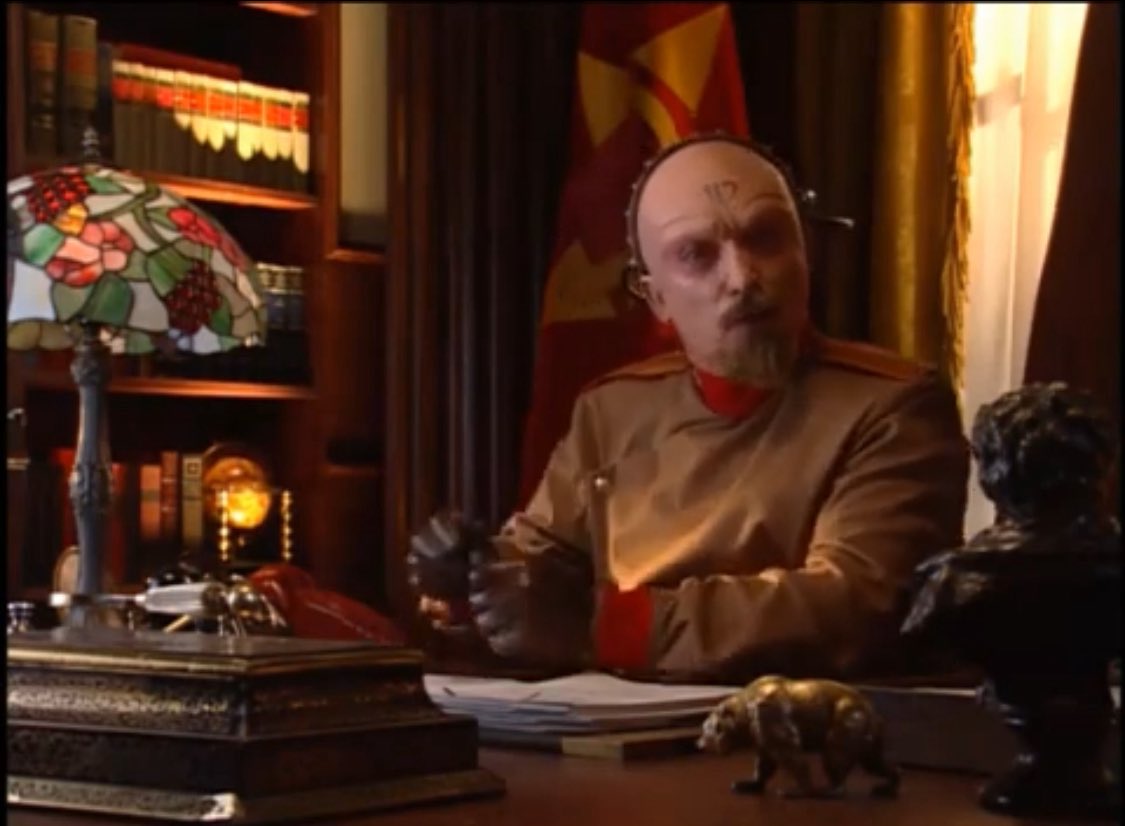 ภายหลังตรวจสอบ Spectre C  ตามกระแสข่าวทีมปฏิบัติการ IO พรรคส้ม พบป้ายห้อยคอการ์ดม็อบ 3 กีบ โครงการก่อสร้างฐานลับรูปสามเหลี่ยม หนังสือฝ่ายซ้าย พร้อมผังโครงสร้างปฏิบัติการ IO โดยมี Yuri เป็นผู้บัญชาการใหญ่ นี่เป็นภาพที่ได้ในเครื่องเจ้าหน้าที่บางส่วนครับกำลังตรวจสอบ #SpectreC