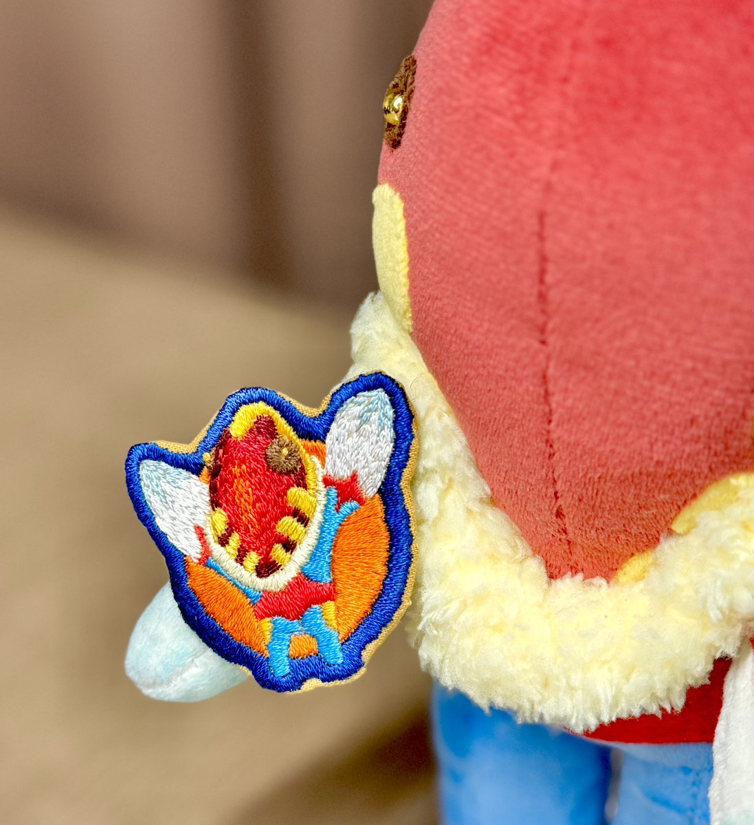 初めての刺繍で、メトロンさんの刺繍ブローチ作ってみました✨
独学と勘と勢いだけでいきなり始めたので、刺繍詳しい方が見たら「なんじゃこら！」だと思いますが、刺繍は楽しいという事がわかって私としては大満足です
( ´∀`)🧵🪡✨
自分の描いた絵を自分でグッズにする…素晴らしい…