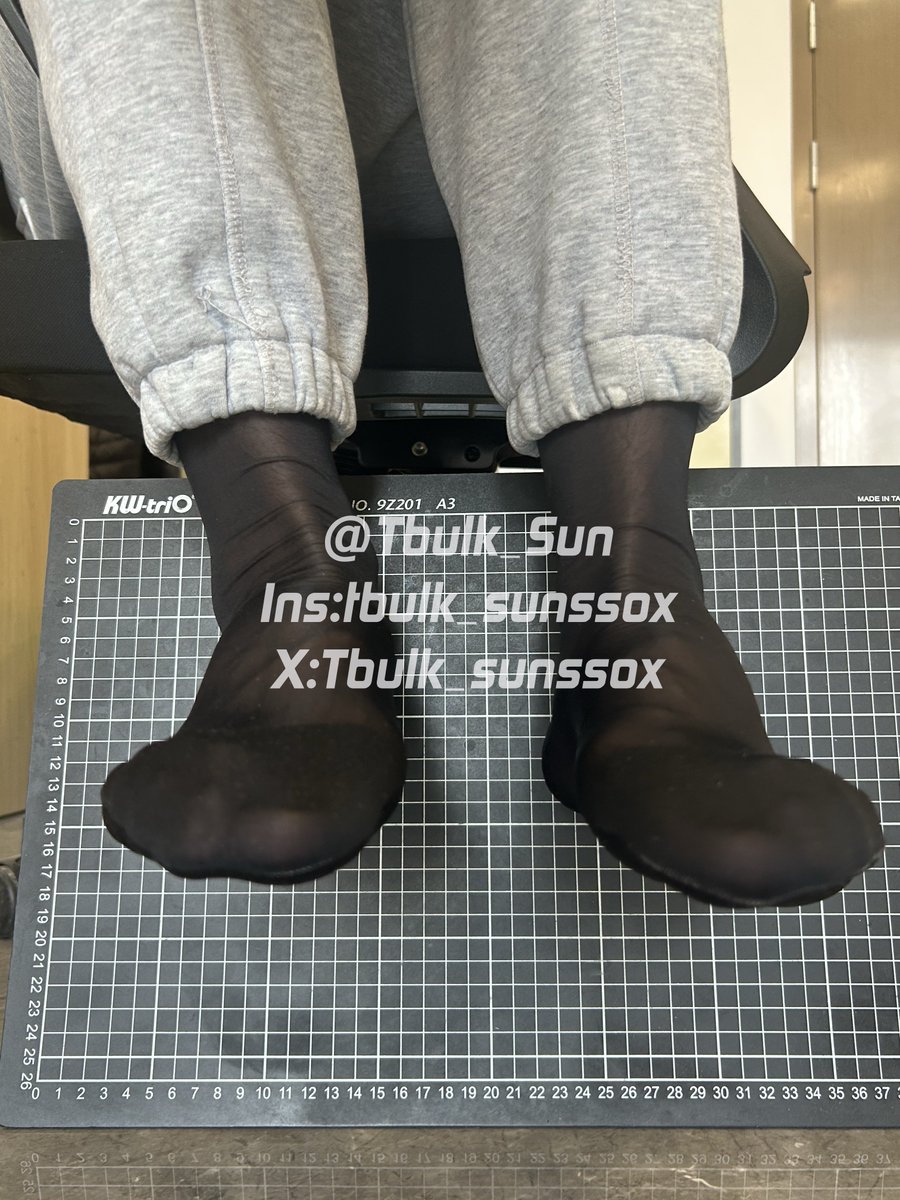 Tbulk_sun's tweet photo. 谁还在上班，是我😔
办公室有点热，脚尖都有汗渍了 https://t.co/XZ6iHbvfoy