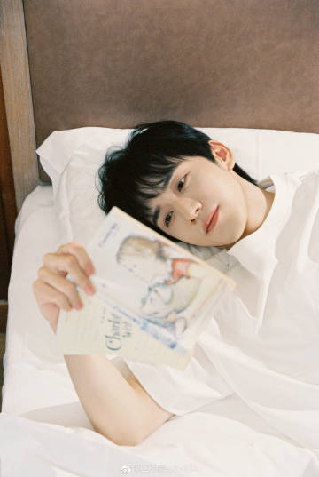 CDrama_Universe's tweet image. Wang Hongyi shares photos for Valentine's Day ⭐️

#SayYouLoveIn2026# #SeeWhy #

&amp;lt; #WangHongyi #王弘毅 &amp;gt;