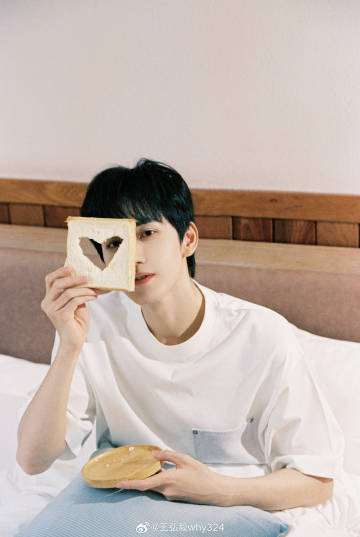 CDrama_Universe's tweet image. Wang Hongyi shares photos for Valentine's Day ⭐️

#SayYouLoveIn2026# #SeeWhy #

&amp;lt; #WangHongyi #王弘毅 &amp;gt;