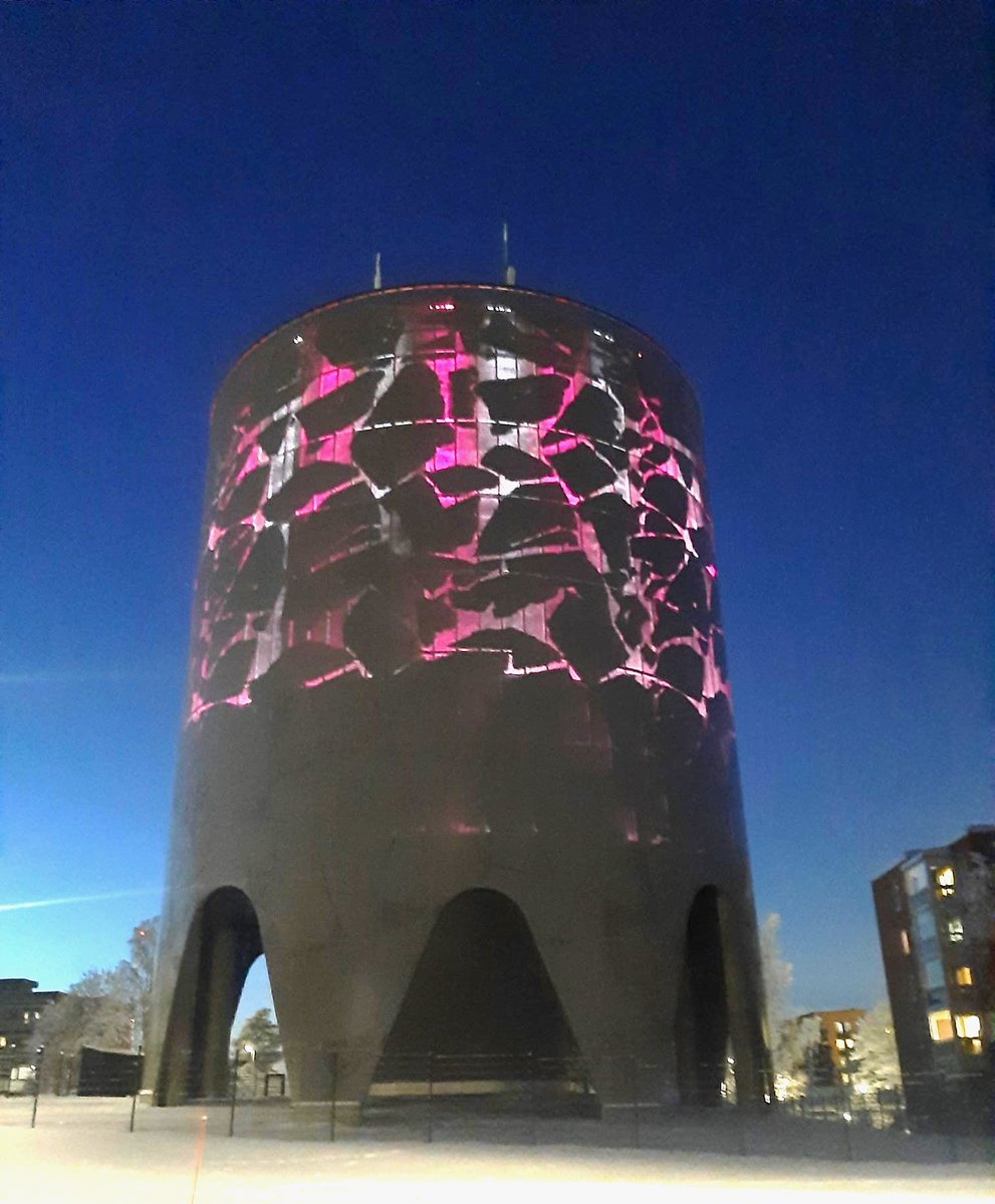 #Ystävänpäivä´n kunniaksi #vesitorni saa ylleen vaaleanpunaiset valot muistutuksena ystävyydestä, välittämisestä ja yhteisöllisyydestä. #Ystävyys on pieniä tekoja arjessa. Tänään on hyvä hetki sanoa kiitos – ystävälle, naapurille ja työkaverille. 
Hyvää ystävänpäivää #Joensuu 🩷