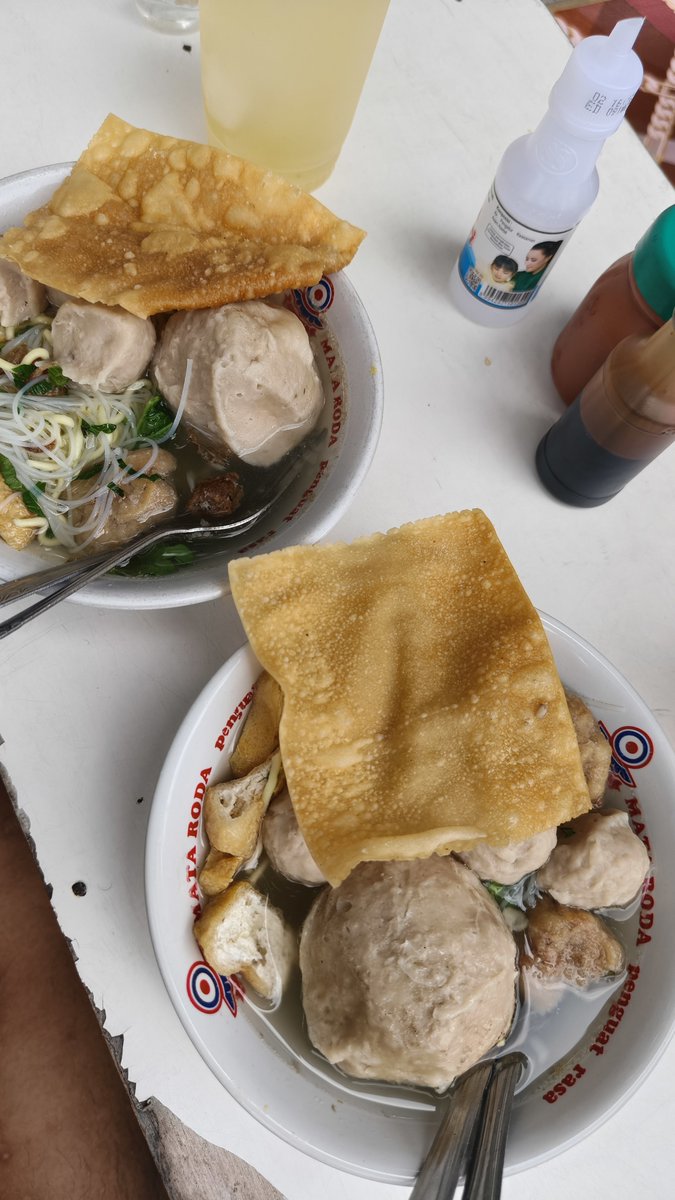 in this economy, 10k masih bisa dapet bakso jumbo isi telur utuhh po ra nikmat tenan lur🤤 tebak lokesyenn😁