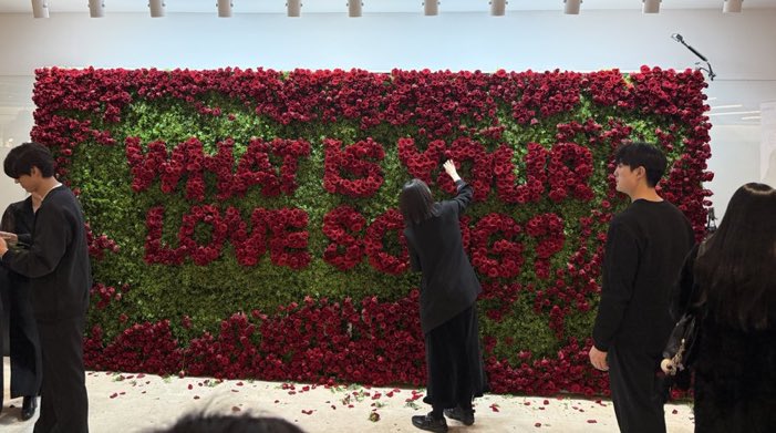 [INFO] #BTS’ hidden message on the rose wall is now revealed!

“WHAT IS YOUR LOVE SONG?”
#whatisyourlovesong