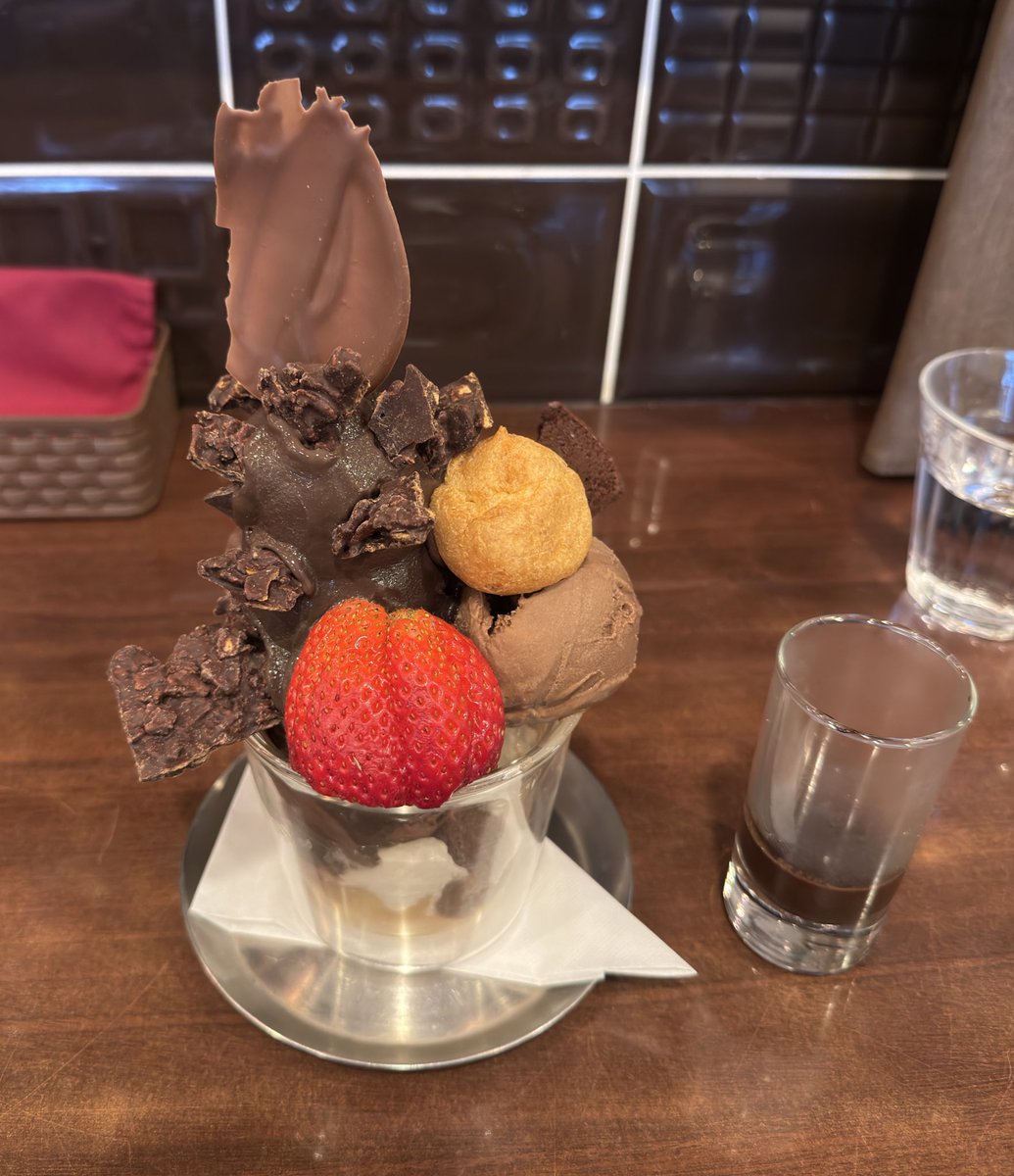 Skmtsn_'s tweet photo. チョコレートな関係　

今日はバレンタインなので街中の気になっていたチョコのお店に行きました
何日もかけて熟成したガトーショコラをはじめ、濃厚でありながらもくどさを感じさせないリッチな味のチョコレートが魅力
また繁華街近くで夜まで営業しているので飲みのシメにパフェを入れるのもあり https://t.co/0ansGUf19U