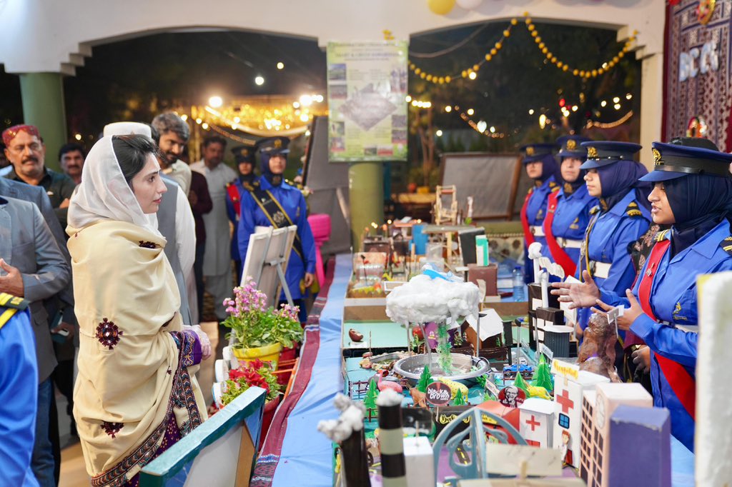 نواب شاہ: خاتون اوّل بی بی آصفہ بھٹو زرداری کا ایچ ایم خوجہ گارڈن میں فنون، سائنس اور ثقافتی پس منظر کے ساتھ سالانہ پھولوں کی نمائش کے موقع پر طلباء کی جانب سے لگائے جانے والے سائنس اور تھیلیسیمیا اسٹالز کا دورہ، اس موقع پرصوبائی وزیر صحت ڈاکٹر عذرا فضل پیچوہو بھی ہمراہ ہیں۔