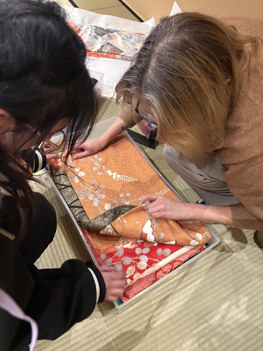 GirlPolley's tweet photo. 来週、二人のお客様の着付けをすることになっていて、着物を見て試着しに来てくれました。お話したり、笑ったり、コーヒーを飲みに行ったりして、本当に楽しい時間でした🥹❤️✨ 着付けするのがとても楽しみです！ https://t.co/eYPe4K7E8T
