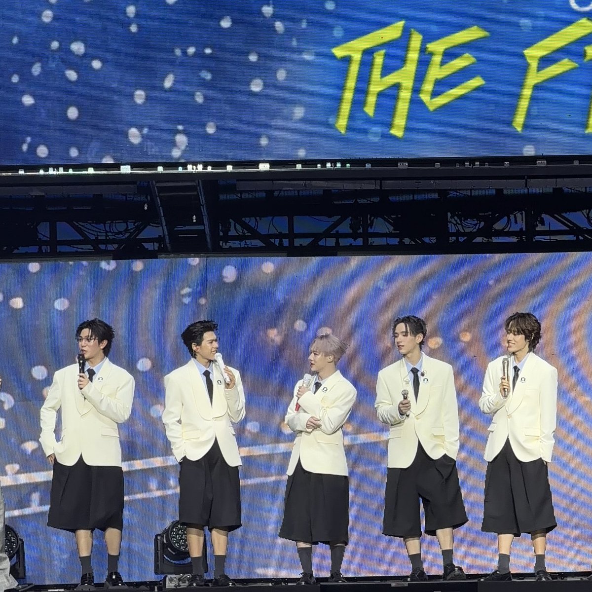 ชุดเด่กแฝดห้าก้อนนนนนน แง

LYKN RISING ERA
#RISERCONCERTD2 
#LYKN