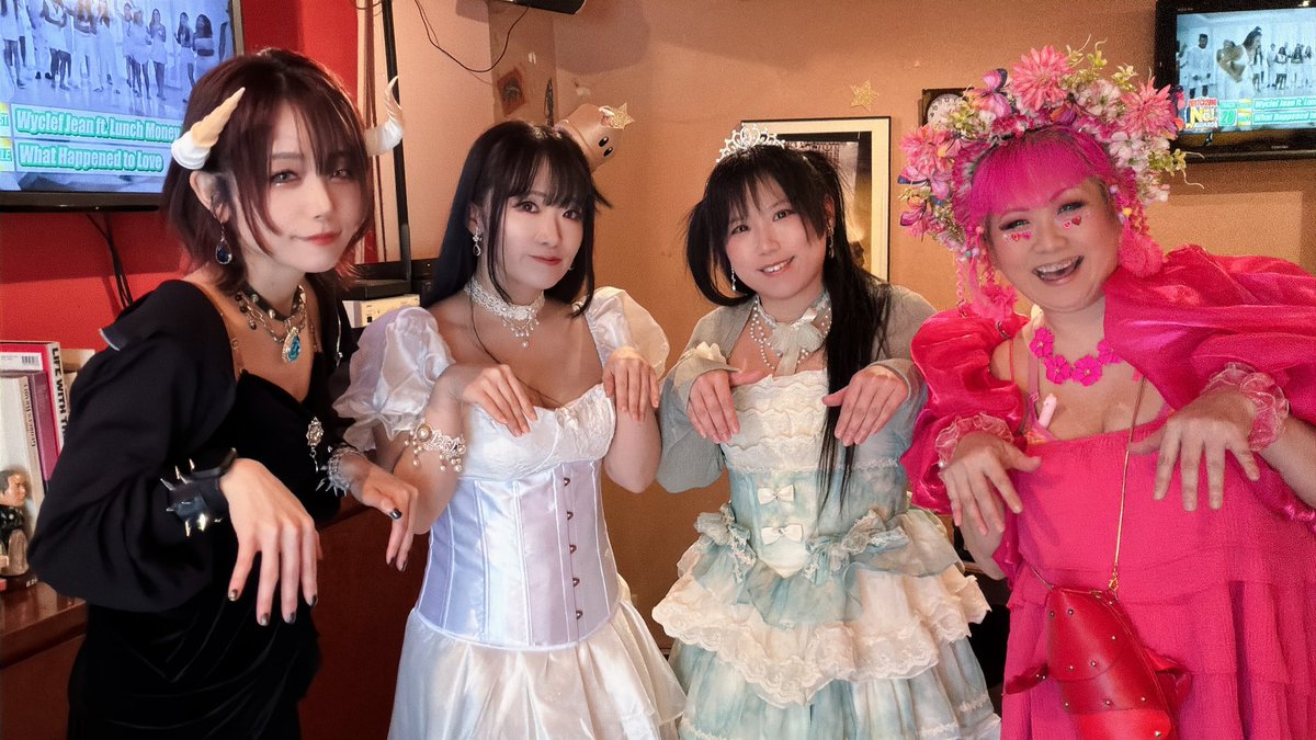 スナック魔宵🍷オープンしております！
しおたんは、17時以降
えおりんは、到着次第の出勤となります！