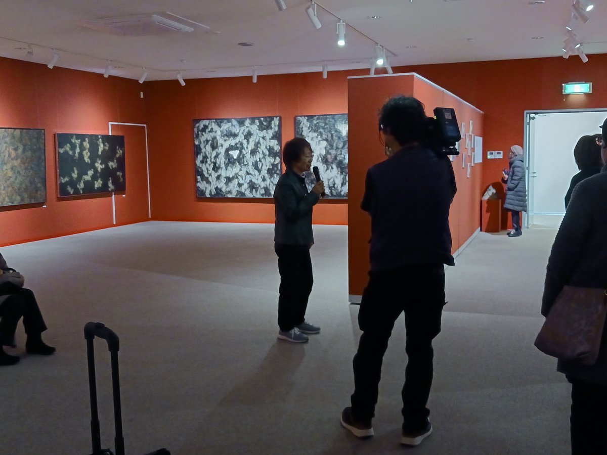 NISHIDA_MUSEUM's tweet photo. 本日より「ARTBOX-第18回-展 画家 嶋 恵美子 -線の風景-」が開催となりました！
14：00から行われたギャラリートークは、沢山のお客様にご参加いただき、とても充実した時間となりました✨
嶋様、貴重なお話をお聞かせいただき、誠にありがとうございました！

#西田美術館 #上市町 #嶋恵美子 #ARTBOX https://t.co/uN4R6p8bHV