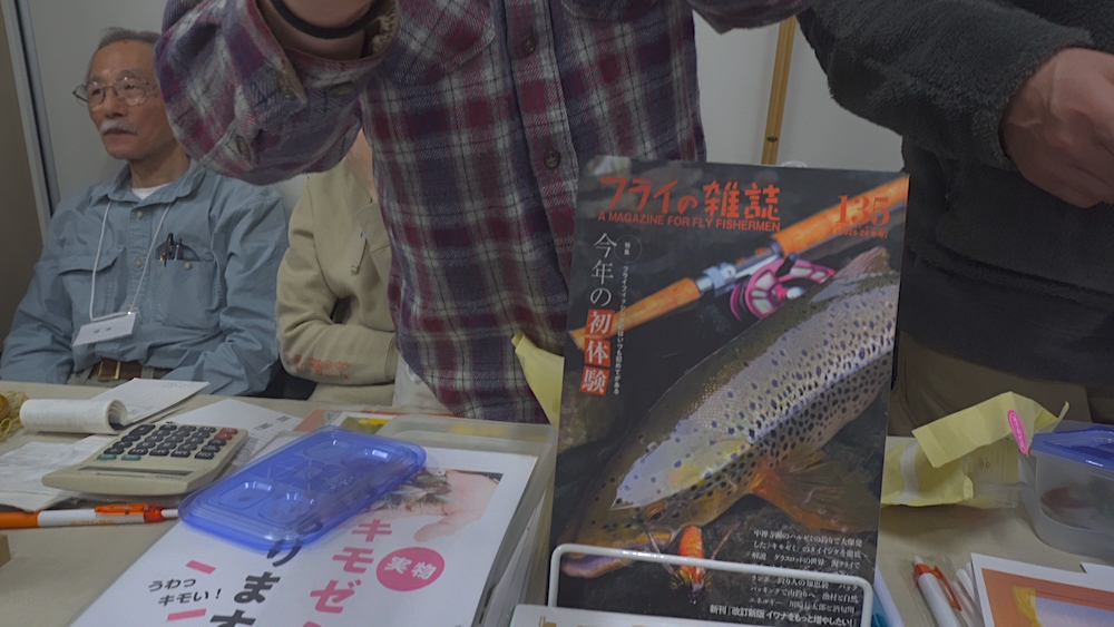 Turitter5's tweet photo. キモゼミのタイイング方法はフライの雑誌135号に詳しく載っていたので是非!

#ハンドクラフト展 https://t.co/wopbWZ6j6u