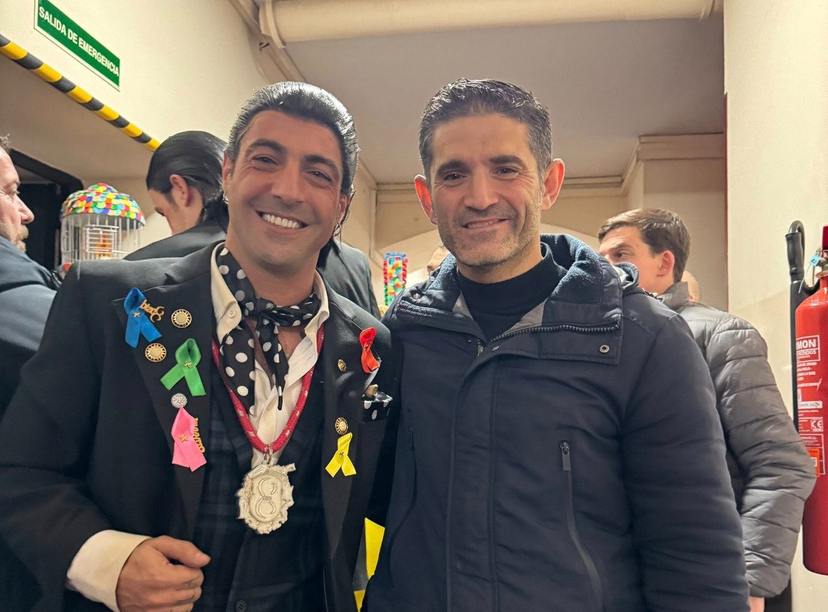 LaRinconada_Web's tweet photo. Antonio Álvarez hace historia en Cádiz. la CHIRIGOTA del BIZCOCHO se lleva el primer premio en el Certamen del Gran Teatro Falla. Enhorabuena!!!
Primera agrupación de fuera de Cádiz que se lleva un 1... y es de #LaRinconada. Grande!!! 💙🎭 https://t.co/dKUDEdG63L