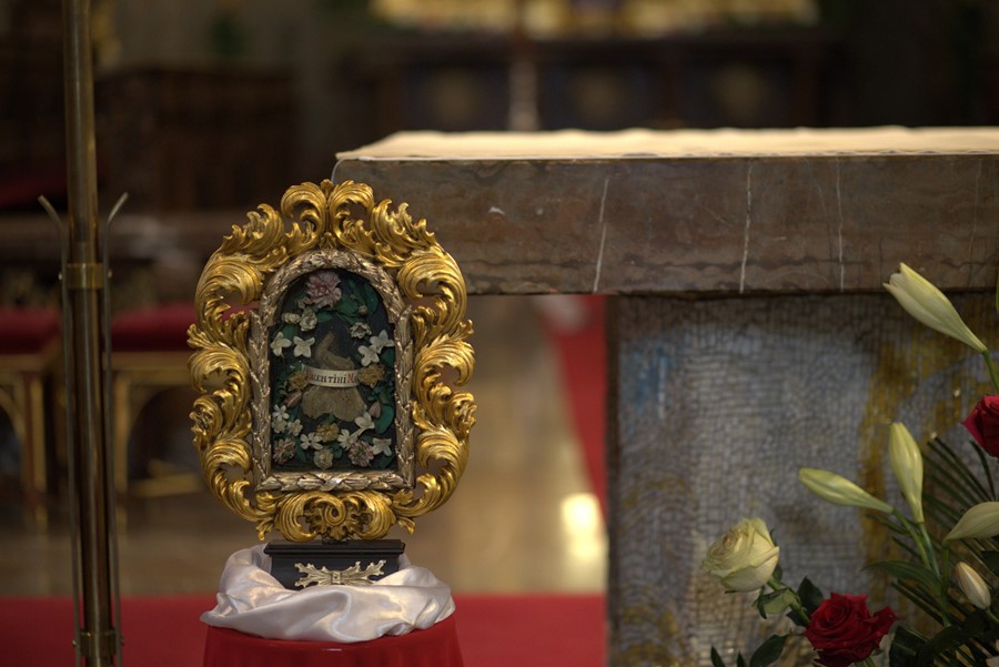 PragueEU's tweet photo. Enjoy Valentine's Day 💞 with a touch of bygone times!
In the Vyšehrad Basilica, a precious relic has commemorated St Valentine ✝️ since as early as the Middle Ages. 👑 Visit a place surrounded by history of Czech sovereigns &amp; view of Prague skyline. 

👉🏼 https://t.co/loxCzXtB8E https://t.co/YTGA71yHpo
