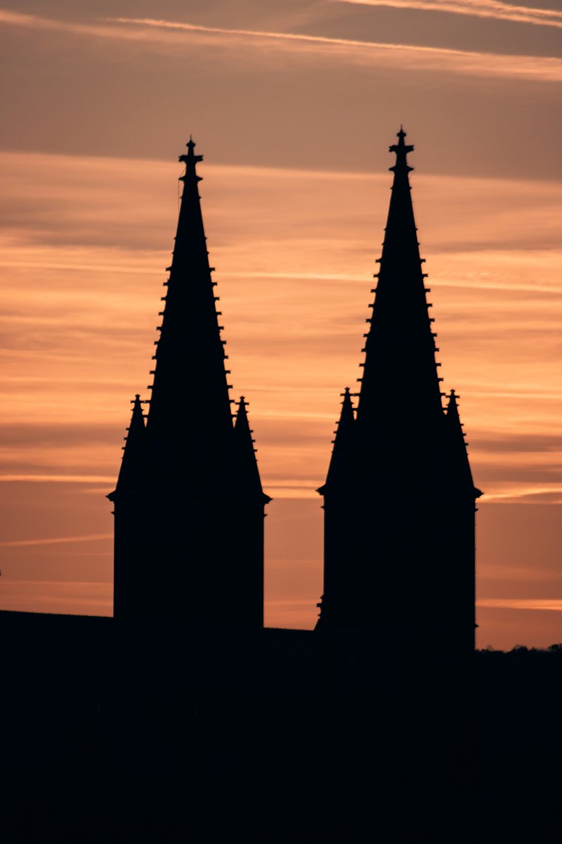 PragueEU's tweet photo. Enjoy Valentine's Day 💞 with a touch of bygone times!
In the Vyšehrad Basilica, a precious relic has commemorated St Valentine ✝️ since as early as the Middle Ages. 👑 Visit a place surrounded by history of Czech sovereigns &amp; view of Prague skyline. 

👉🏼 https://t.co/loxCzXtB8E https://t.co/YTGA71yHpo
