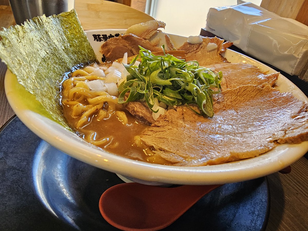 今日のお昼はがんたれさんで特製濃厚中華そば大盛😊
この全身に染み渡る濃厚な豚骨がたまらんのよね😊スープを飲む毎に体にエネルギーが漲ってくる😊そしてスープに最高にマッチする麺にチャーシューや具材。これぞ神の一杯。
『これだよ、これっ！』
ってなります😊最高です👍
御馳走様～😊