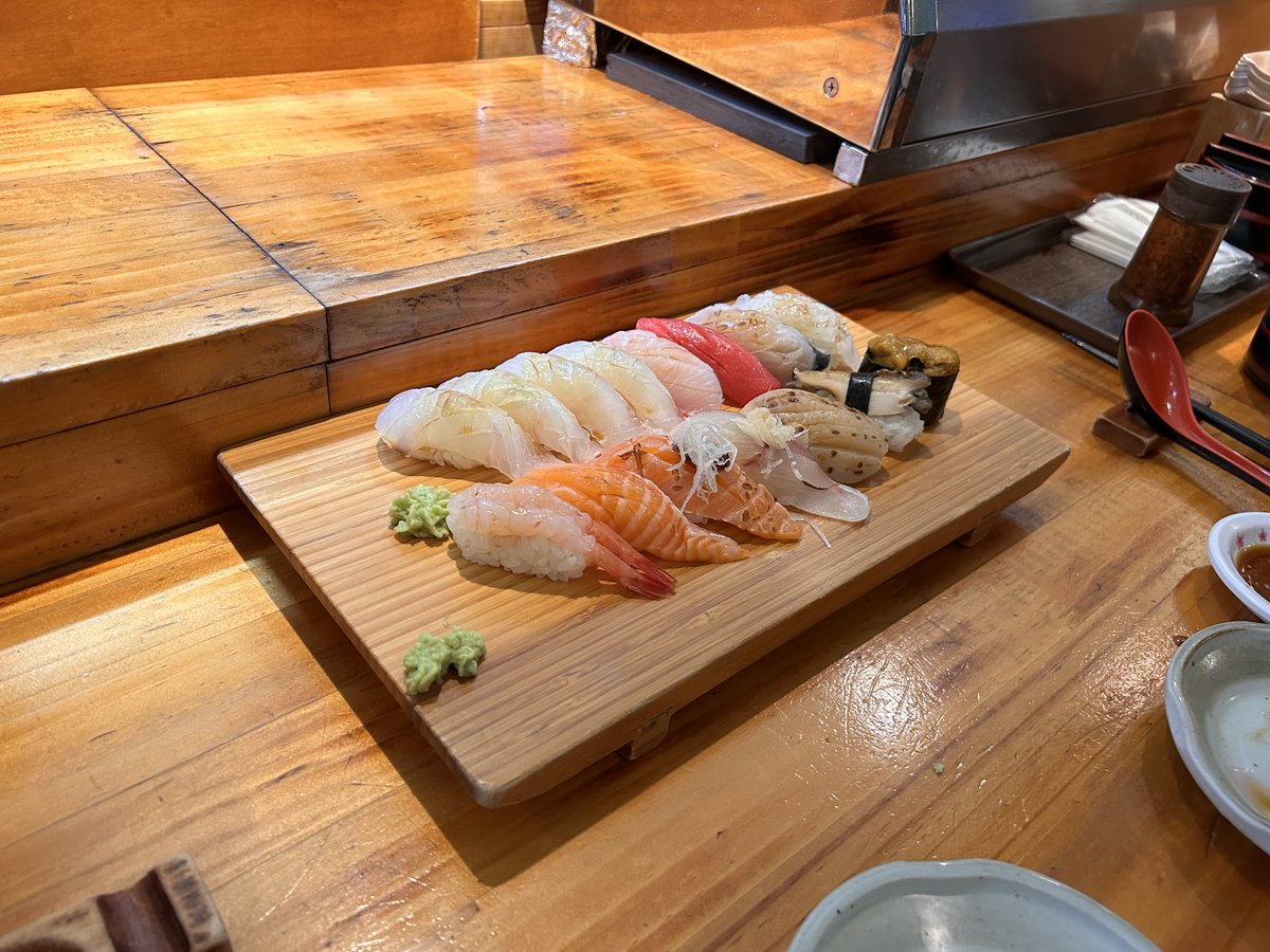 저는 일본 교토에서 3년 반 정도 살았기 때문에 다른건 몰라도 초밥이나 사시미는 아무대서나 먹지 않습니다. 분당 대왕판교로쪽에 '김초생초' 라고 하는 초밥집이 있는데 오히려 일본에서 먹는 것보다 더 맛있다고 생각하는 집이에요 ㅎ 가끔 술 한잔 하고 싶을 때 사시미랑 맥주 또는 컵사케를