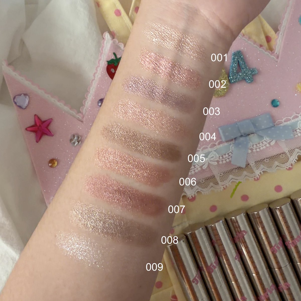ความฟินวันนี้ ⭐️🤳🏼 ลองใช้ eyeshadow stick ของ time phoria แล้วชอบมาก สีสวยทั้งหมด ㅠ ㅠ 💌🎀 มีทั้งหมด 9 สี เป็นเนื้อเจลลี่ ปาดทีเดียวเอาอยู่ สีชัด เกลี่ยง่าย ชิมเมอร์แน่นๆ ราคาไม่แพงด้วย 🩵