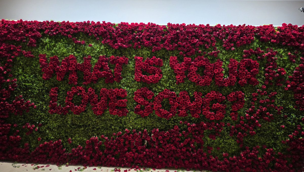 ไอเดียดีมาก ให้อามี่เอาดอกไม้ออกไปเรื่อยๆจนเจอข้อความ What is your love song? คือพี่เริ่มสงสัยล่ะ คำนี้มันอะไรขนาดนั้น หรือจะเฉลยชื่อเพลงไตเติ้ลคืนนี้ (ล้อเล่น)