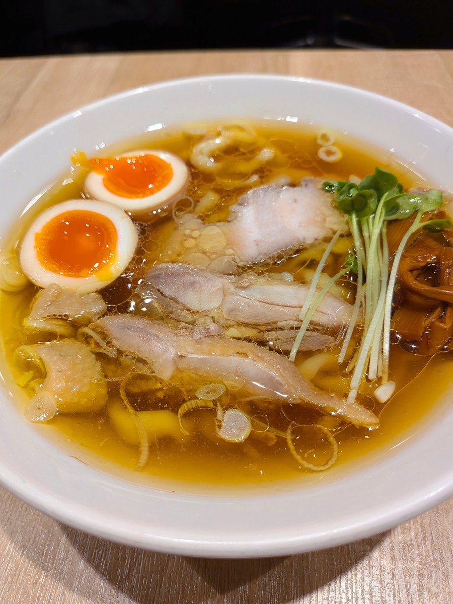 恵比寿に行ったら、「親鶏中華そば 綾川」。本っ当に本っ当に美味しい！スープも手打ち麺も鶏チャーシューも最高に俺好み。バランス抜群、可不足なし完璧。あまりに美味すぎて、食べながら頭おかしくなりそうになった。今日も行きたい。