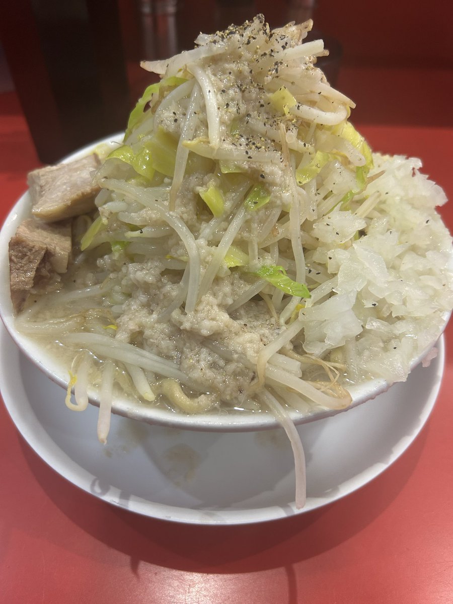 ramenchudokuka's tweet photo. あっ晴れ　大府店
海の塩ジロー
麺4ばか
無料トッピング全マシマシ
野菜でら盛り
原点復活の海の塩ジロー
魚介の旨味が加わったスープには
ニンニクやアブラが良く合う
チャーシューの存在感がupしていて、またまたあっ晴れな感じ
ごちそうさまでした

#あっ晴れ https://t.co/CQQWkdSvrM