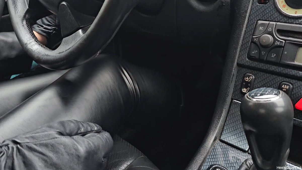 clips4sale.com/studio/150239/… #driving #boots #drivinginboots #leather #Leatherfetish #leatherboots #flatboots #leatheroutfit #pedalpumping #bootsoles #heelsdazeorg #c4s #clips4sale #rev #revving #mercedes #slk #oldcar #sportycar #manualcar