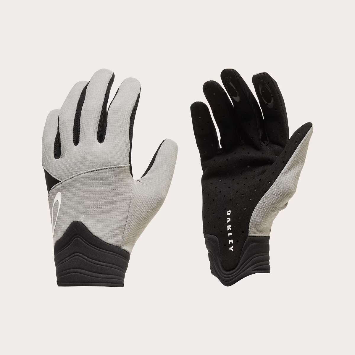 横浜店限定でOAKLEYのオフロードで使えるグローブを在庫開始。薄手でクラッチやスロットルの微妙な操作感が良好。税込み４千円代～と比較的安価なのも魅力的。
サイズ感少し大きめなので、人によっては通常より小さいサイズを選んだ方が良いかもです。是非ご試着してください。
#ラフロ #OAKLEY
