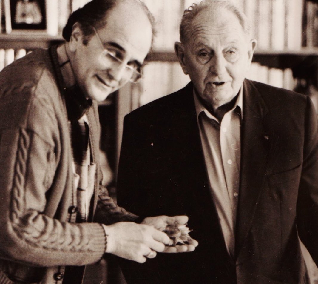 bernard_desouzy's tweet photo. Aujourd’hui, jour de sa naissance, ma pensée va avec une infinie gratitude vers celui qui fut mon père spirituel : le général Marcel Bigeard. Un homme, un vrai, qui manque aujourd’hui cruellement à la France.
Voici la plaque de Grand Officier de la Légion d’Honneur que le Général Bigeard a reçue pour son courage et son héroïsme, et qu’il m’a offerte avec une grande générosité et une amitié sincère, accompagnée de ces mots :
« Vous êtes un grand ! Vous êtes mon fils spirituel ! »

Que Dieu repose son âme en paix !