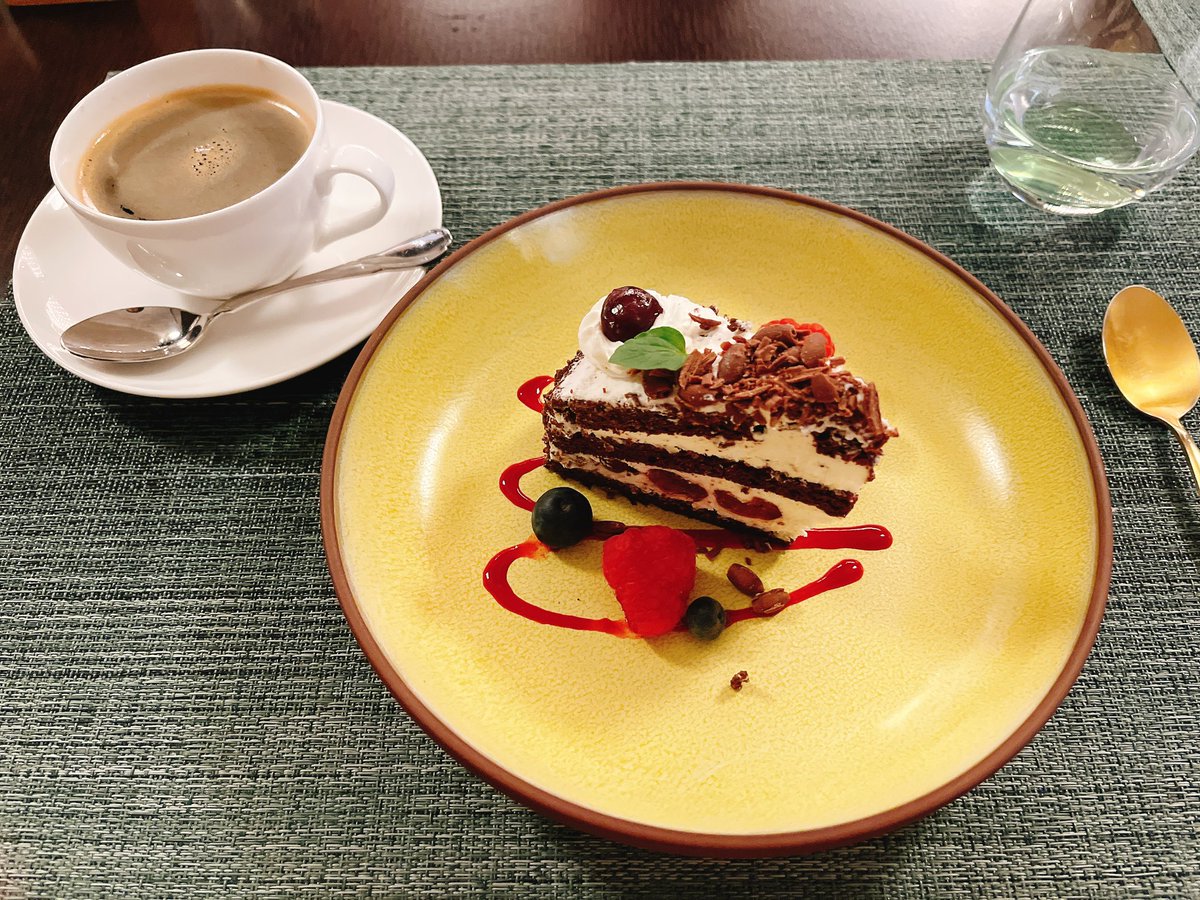 ホテルのランチ凄かった🍽
サーロインステーキはメディアムレアで！美味しかったな〜🥩
デザートのブラックフォレストケーキは初めて食べた！チョコ系で美味しかった🍰