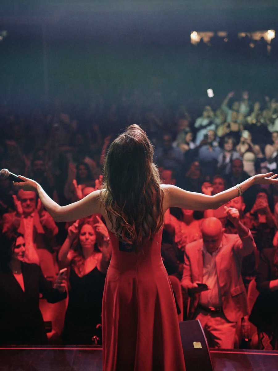 lafta2000's tweet photo. ملكة البوب العربي #نانسي_عجرم من حفلها في #StarsOnBoard تشعل المسرح بأغنياتها القديمة والجديدة وسط تفاعل جماهيري كبير اسعدتينا وامتعتينا دمتي بحب يانبض جمهورك❤️
@NancyAjram 🎉🎊🎤😍🔥✌🏻 https://t.co/TROJ9C9pQi